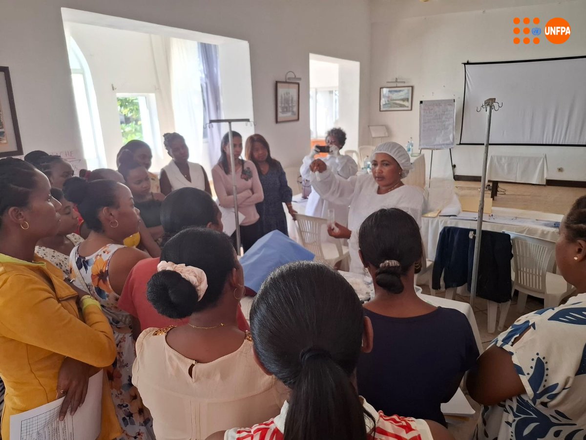 UNFPAMadagascar's tweet photo. In Madagascar🇲🇬, ~10 women die daily from maternal causes, mainly postpartum haemorrhage (PPH).
📷 In Taolagnaro, 6️⃣0️⃣ midwives were trained on #EMOTIVE approach to detect & manage PPH quickly.
#MaternalHealth #Midwives #SafeBirth https://t.co/mzgli66rT8