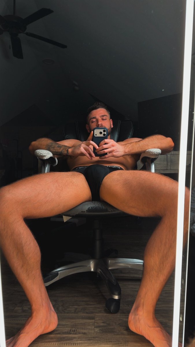 BrandonAllenXX's tweet photo. Drop to your knees and serve, I’m your alpha and you’re my beta 😈 https://t.co/Gj6g4dIzuu