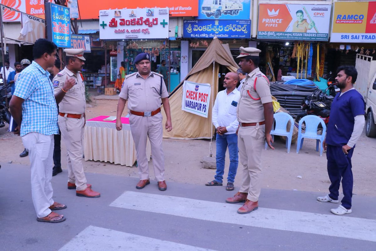spmedak's tweet photo. బక్రీద్ నేపథ్యంలో నర్సాపూర్ చెక్‌పోస్టును ఆకస్మికంగా తనిఖీ చేసిన మెదక్ జిల్లా ఎస్పీ డి.వి. శ్రీనివాసరావు IPS.
పశువుల అక్రమ రవాణాపై కఠిన చర్యలు తీసుకోవాలని ఆదేశాలు.
రాత్రి విధుల్లో రిఫ్లెక్టివ్ జాకెట్లు, ట్రాఫిక్ బ్యాటన్స్ వినియోగించాలని సూచనలు.
#Bakrid #CheckPost #MedakPolice https://t.co/ewYpcE9Ds4