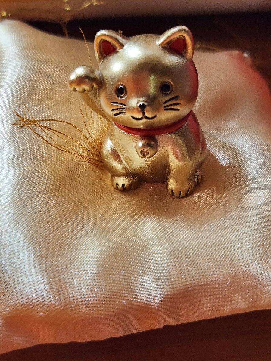 ytht61114's tweet photo. 馴染みの焼肉屋さんち
　最近仲間入り
　　金色座布団に
　金色招き猫ちゃん😸😻
　　　☆　☆　☆
　　お肉LOVE❣️
やはり私は肉食系女子
（ちょっと意味違うか😅） https://t.co/kNisIXwt1V