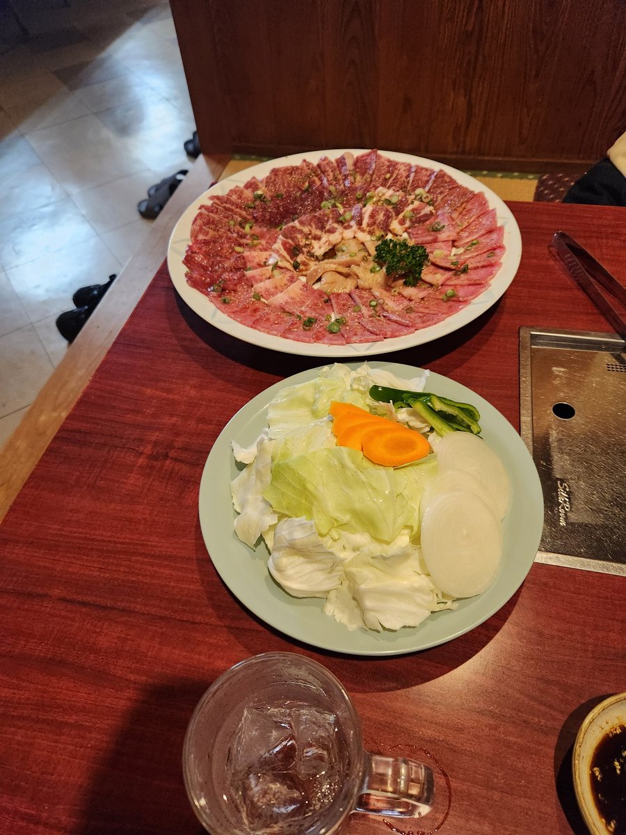 ytht61114's tweet photo. 馴染みの焼肉屋さんち
　最近仲間入り
　　金色座布団に
　金色招き猫ちゃん😸😻
　　　☆　☆　☆
　　お肉LOVE❣️
やはり私は肉食系女子
（ちょっと意味違うか😅） https://t.co/kNisIXwt1V