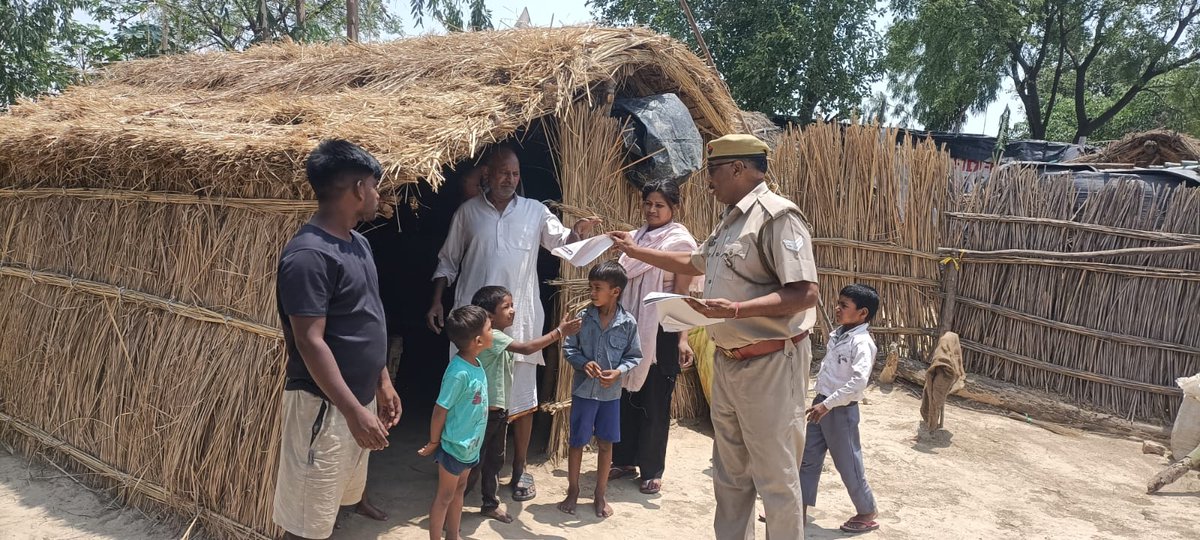 budaunfire's tweet photo. महानिदेशक UPF&amp;ES  महोदय  के आदेशानुसार तथा CFO बदायूं महोदय  के निर्देशन में दिनांक:19-05-2026 को FSSO महोदय द्वारा स्कीम-15 के अन्तर्गत जनपद बदायूं  स्थित झोपड़पट्टी एवं निम्न आय वर्ग क्षेत्रों में गैस सिलेंडर से घटित अग्नि दुर्घटनाओं की रोकथाम हेतु जागरूकता अभियान चलाया गया। https://t.co/AaHlKESNJa