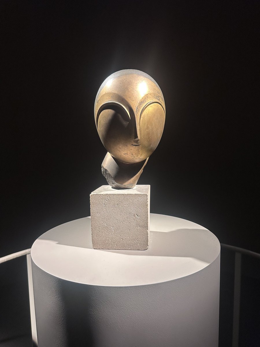 anikojay's tweet photo. 3 record-breaking art sales last night @ChristiesInc 

Pollock ($181m) & Brancusi ($108m) from SI Newhouse collection (publishing magnate)

Rothko ($98m) that held pride of place in Agnes Gund’s living room for decades (major patron and MoMA Trustee)

The Rothko in particular is notable here - Gund acquired it directly from the artist in 1967 following a studio visit when she was in her thirties, 3 years before his own suicide 

It represents a link to a creative and collecting past that has since shifted into art historical mythology