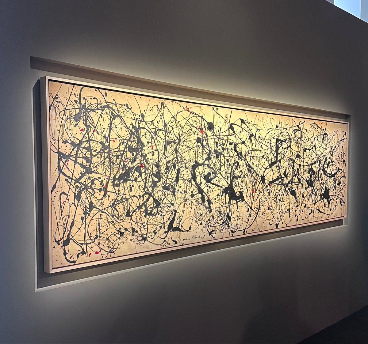 anikojay's tweet photo. 3 record-breaking art sales last night @ChristiesInc 

Pollock ($181m) & Brancusi ($108m) from SI Newhouse collection (publishing magnate)

Rothko ($98m) that held pride of place in Agnes Gund’s living room for decades (major patron and MoMA Trustee)

The Rothko in particular is notable here - Gund acquired it directly from the artist in 1967 following a studio visit when she was in her thirties, 3 years before his own suicide 

It represents a link to a creative and collecting past that has since shifted into art historical mythology