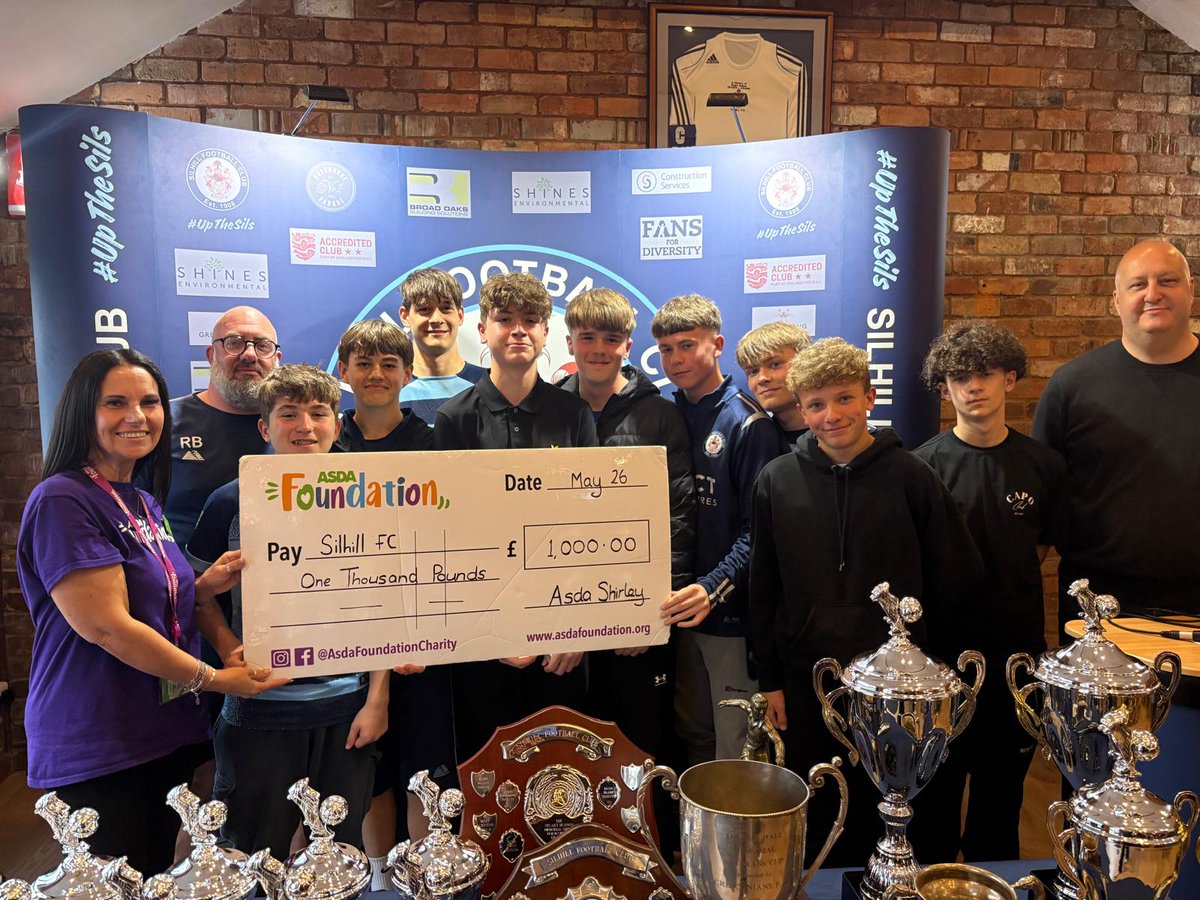 SilhillFC's tweet photo. A big thanks to Sally from the Asda Foundation who came to the club on Saturday evening to present a cheque for £1000 to go towards our Young Leaders programme!

The money will be used to go towards putting our Young Leaders onto their Refereeing and Coaching courses

#UpTheSils https://t.co/IVqx4Mswct