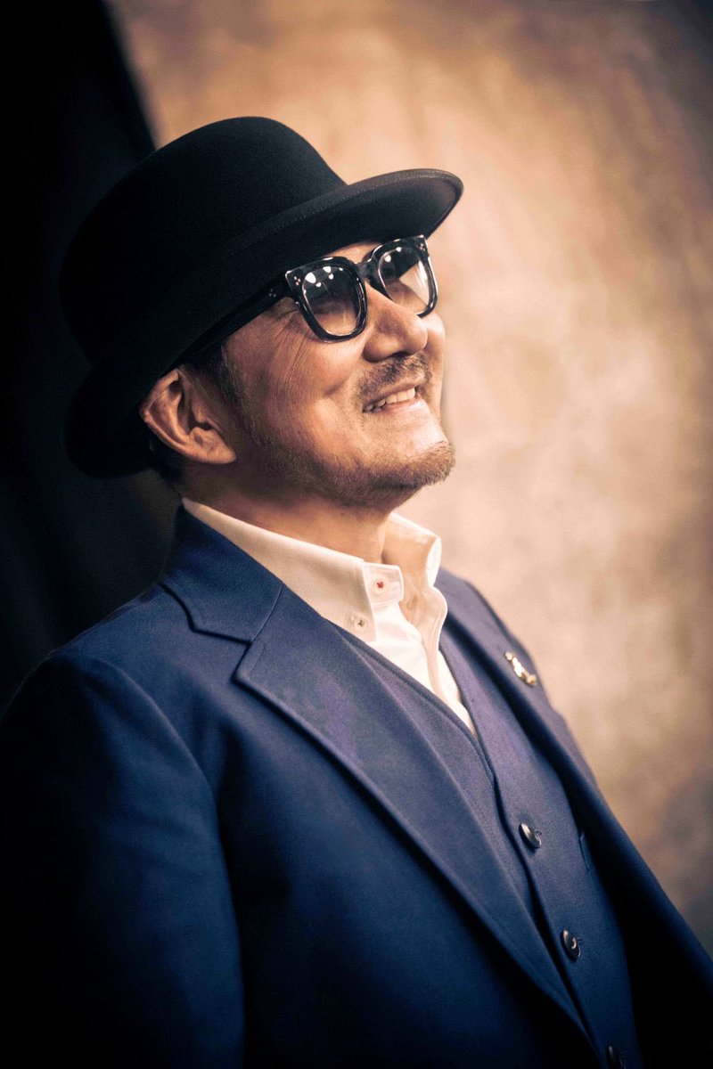 saxfather's tweet photo. 高校などで講演をする中で、
ふと自分の子ども時代を振り返ることが増えた。

そして改めて気づいた。
自分の音楽の原点には、
Chage さんがいた。

あれから、たくさん遠回りをして、
気づけば30年以上の時間が流れた。

音楽だけで生きていけるようになり、
名古屋観光特使にもなった。
今では、毎回数百人から数千人もの方がライブに足を運んでくださるようになった。

だからこそ、
新しくひとつ、大きな夢ができた。

いつか、
Chage さんに、
“ミュージシャンとして”会いたい。

そして、同じステージに立ちたい。

大それた夢かもしれない。
でも、その夢を胸に、
もっと先へ進みたい。

もしそれを果たした自分を、
あの頃の苦しかった少年時代の自分が見たなら――

きっと、泣いて喜んでくれると思う。
