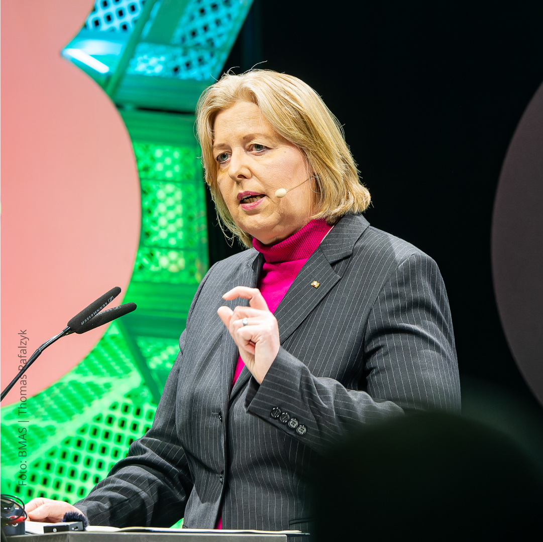 BMAS_Bund's tweet photo. 🤖 Künstliche Intelligenz kann ein Gewinn für uns alle sein!
BM’in Bärbel Bas sprach auf der re:publica 2026 darüber, wie KI im Job sinnvoll eingesetzt werden kann. Wichtig ist: Arbeitnehmer*innen müssen durch Weiterbildungen und verlässliche Rahmenbedingungen mitgenommen werden. https://t.co/DryPpyr5rU