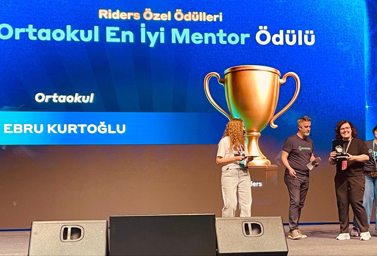 ebru_kurtogluu's tweet photo. Canım öğrencilerim, Riders Robotik Ligi Türkiye Finalleri’nde 103 robotik takımı arasından Türkiye 4.sü olma başarısı gösterdi ve turnuva boyunca sergiledikleri performansla ‘En İyi Ekip Ruhu Ödülü’nü kazandılar. Ben de ‘En İyi Mentör Ödülü’ne layık görüldüm.🏆 #gururluyuz https://t.co/sXnXdyuOdB