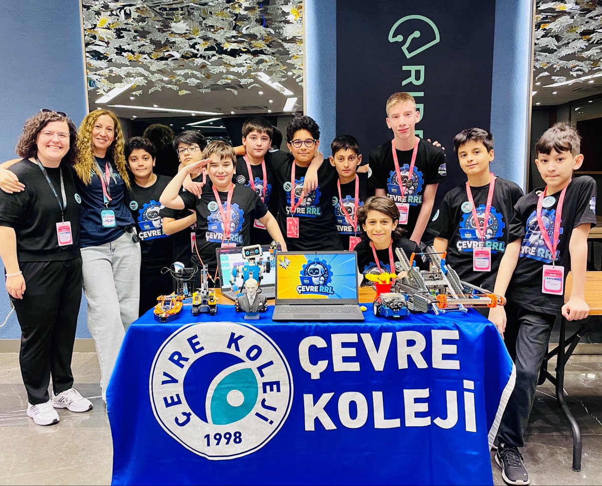 ebru_kurtogluu's tweet photo. Canım öğrencilerim, Riders Robotik Ligi Türkiye Finalleri’nde 103 robotik takımı arasından Türkiye 4.sü olma başarısı gösterdi ve turnuva boyunca sergiledikleri performansla ‘En İyi Ekip Ruhu Ödülü’nü kazandılar. Ben de ‘En İyi Mentör Ödülü’ne layık görüldüm.🏆 #gururluyuz https://t.co/sXnXdyuOdB