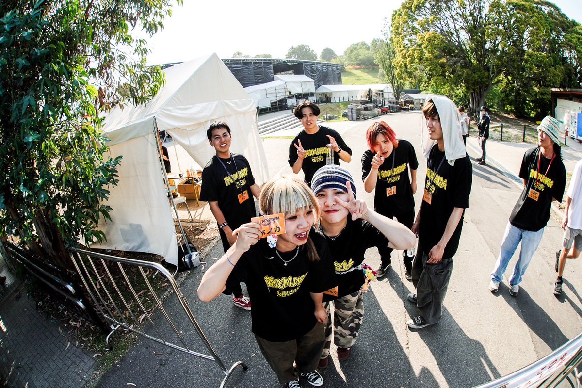 shmmnm_'s tweet photo. フリーダムスタッフ4年目終了
友達のバンド、年下の後輩バンドも出演してて、毎年悔しすぎてもう何回も心折れてるけどもう少し頑張ってみます。
いつかフリーダムに出れた時には、かっこいいバンドマンがあの時自分にしてくれたように、ボランティアの方に感謝を伝えれる人になりたいです！ https://t.co/rid3pcRc70