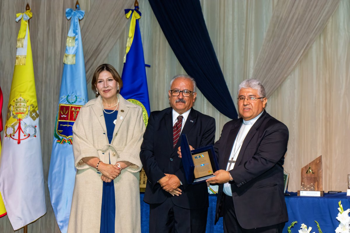 ICAMCBBA's tweet photo. ICAM RECONOCE A LA UCB POR SUS 60 AÑOS DE EXCELENCIA EDUCATIVA

+INFO: https://t.co/5JtLqkWGiU

#ICAM #IcamInforma #HechoEnBolivia https://t.co/igE7XqkzYF