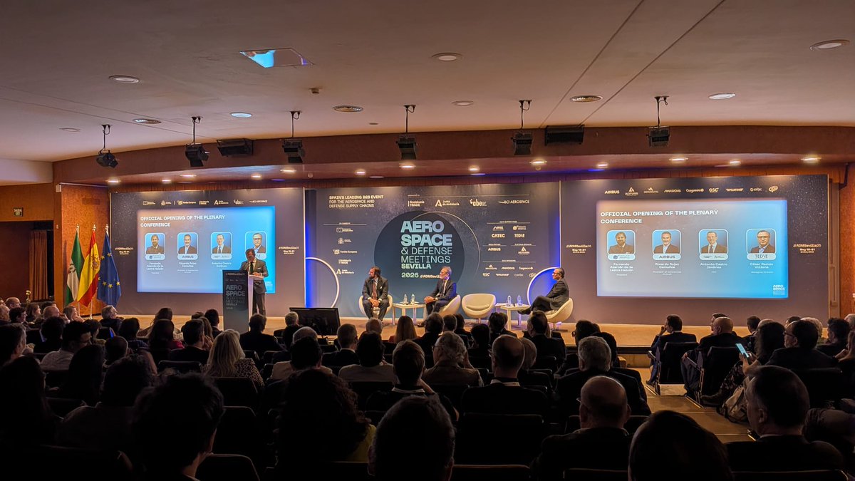 trade_andalucia's tweet photo. Antonio Castro, CEO de #AndalucíaTRADE, da la bienvenida a los asistentes a la apertura de plenarias   en #ADMSevilla26

Intervienen:
🔹César Ramos - @TedaeEs
🔹Fernando Alarcón - @AndAerospace
🔹Ricardo Rojas - @Airbus
🔹@CarolinaEspanaR @EconoHaciendAND

#aeronática #feder https://t.co/6mmeR574qP