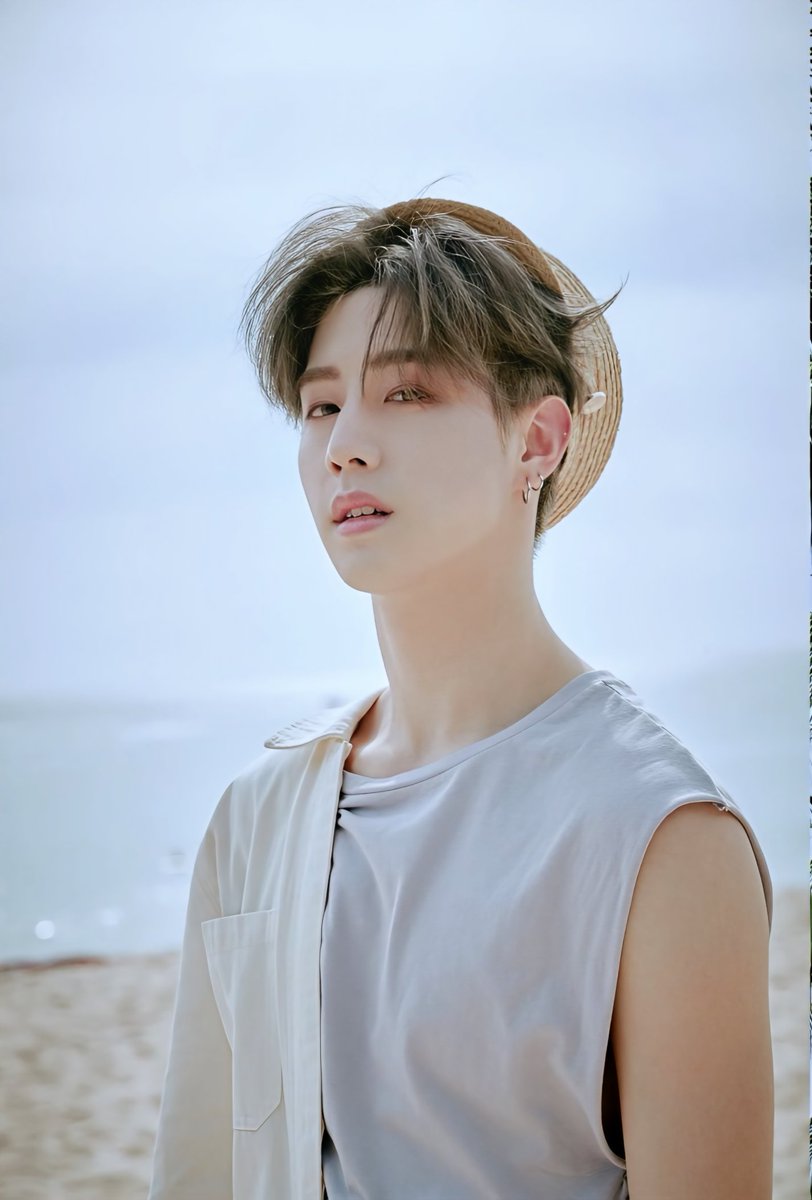wwmarktuan's tweet photo. @marktuan @DNAmngmnt Mark Tuan photobook 
宜夏:段宜恩 2019 🤍
When can we get another photobook from him 🥺
(3/3)

#MarkTuan #段宜恩
@marktuan @DNAmngmnt https://t.co/IEBvMSd5pY
