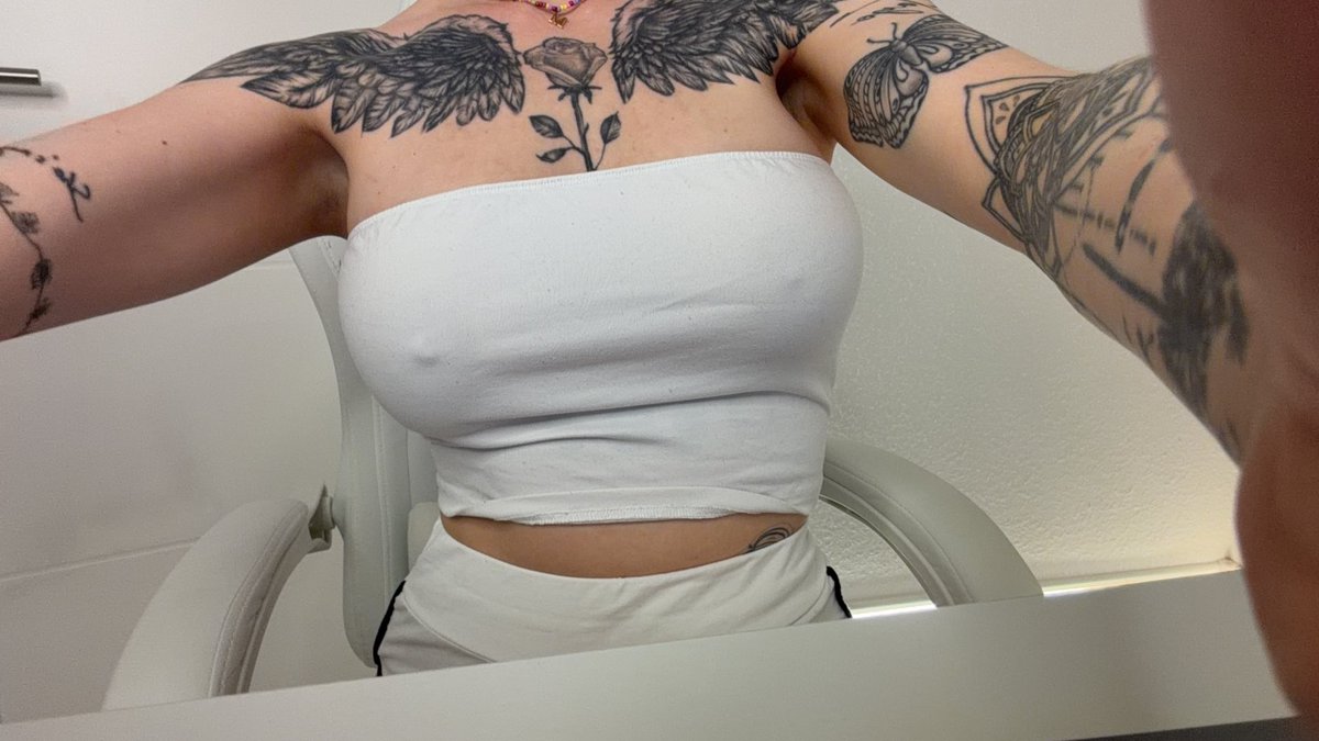 meltattof's tweet photo. You like the view? 💖😏 https://t.co/bcN35X3KrM