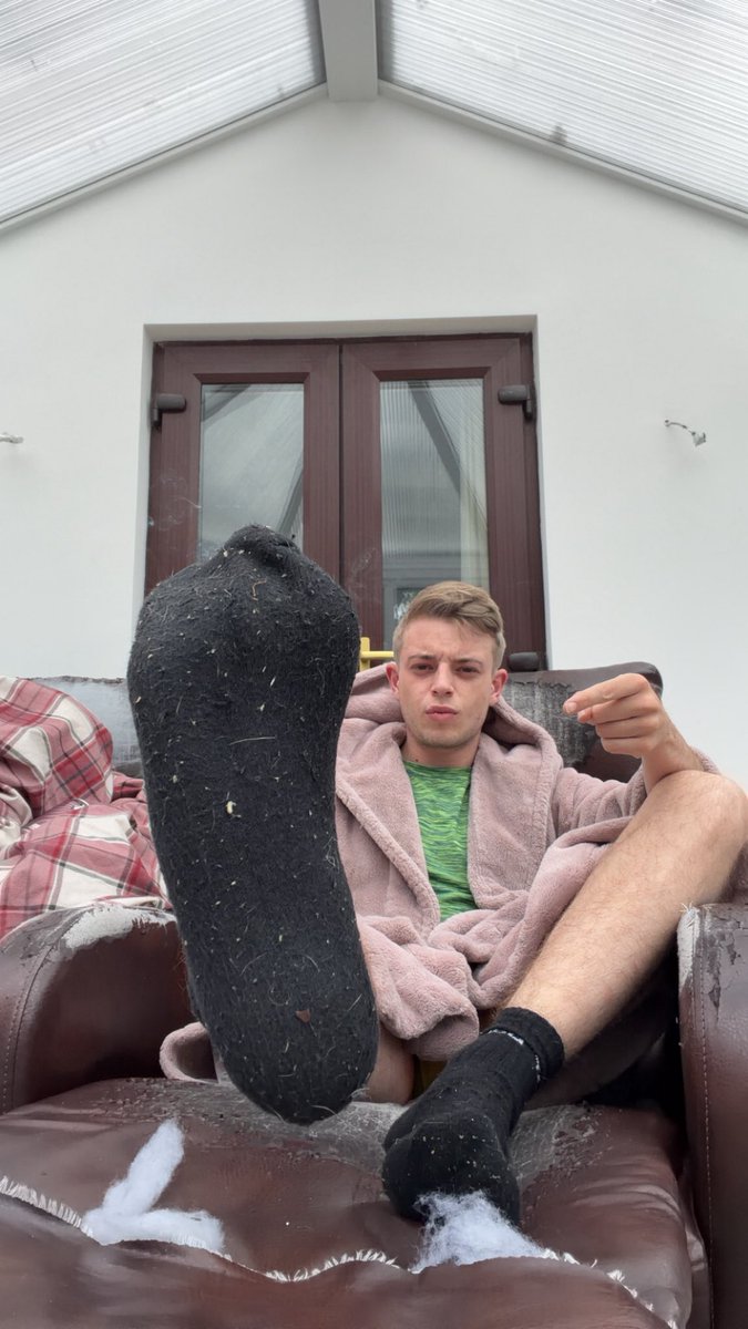 MasterJLB's tweet photo. Pink makes you little F£g boyz weak 😆

The stench of my alpha feet get you even weaker 
Get in the DMs losers 🤑🦶

#findom #cashmaster #paypig https://t.co/16wQLgEN34