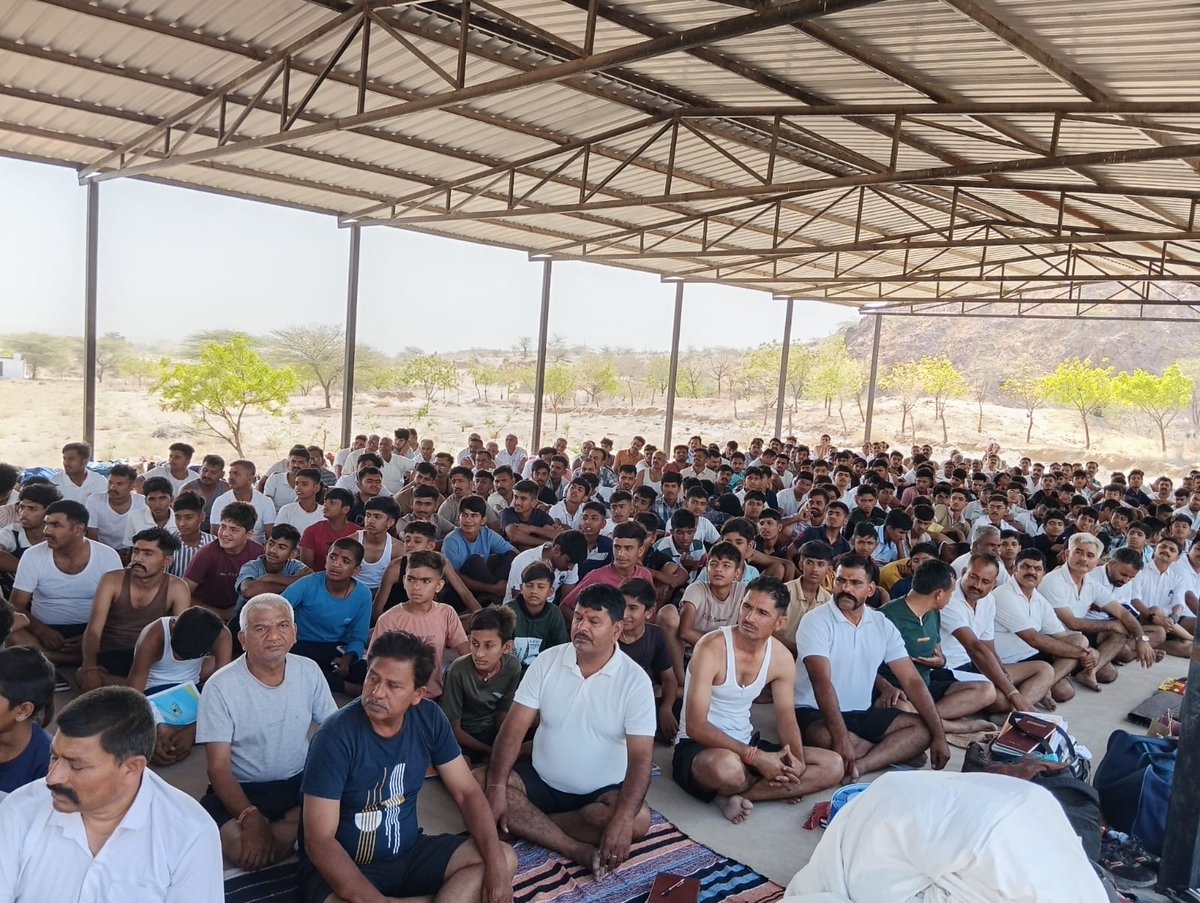 shri_kys's tweet photo. संघ की साधना में शरीर हमारा शस्त्र - संघप्रमुख श्री

(उच्च प्रशिक्षण शिविर का दूसरा दिन)

भारतीय संस्कृति में कहा गया है कि - पहला सुख निरोगी काया। हमारी साधना में भी शरीर का स्वस्थ होना बहुत महत्वपूर्ण है। श्री क्षत्रिय युवक संघ का कार्य युद्ध के समान ही है 1/3 https://t.co/iLXBC8x0YZ