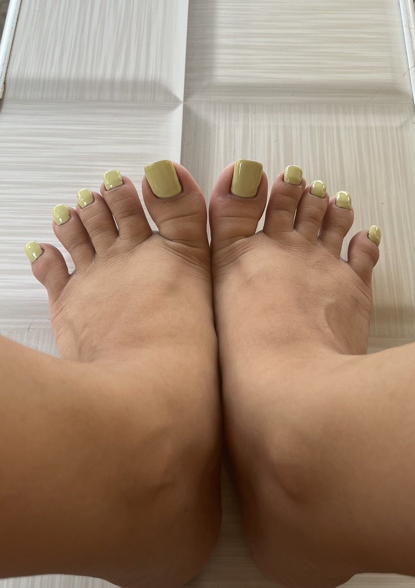 rzfeetsoles's tweet photo. @guy77theee @Lustfulto3s_2 Pretty yellow toes💛 https://t.co/RcgfNTj2yH