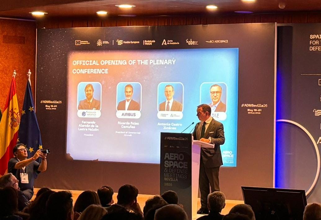 trade_andalucia's tweet photo. Antonio Castro, CEO de #AndalucíaTRADE, da la bienvenida a los asistentes a la apertura de plenarias   en #ADMSevilla26

Intervienen:
🔹César Ramos - @TedaeEs
🔹Fernando Alarcón - @AndAerospace
🔹Ricardo Rojas - @Airbus
🔹@CarolinaEspanaR @EconoHaciendAND

#aeronática #feder https://t.co/6mmeR574qP