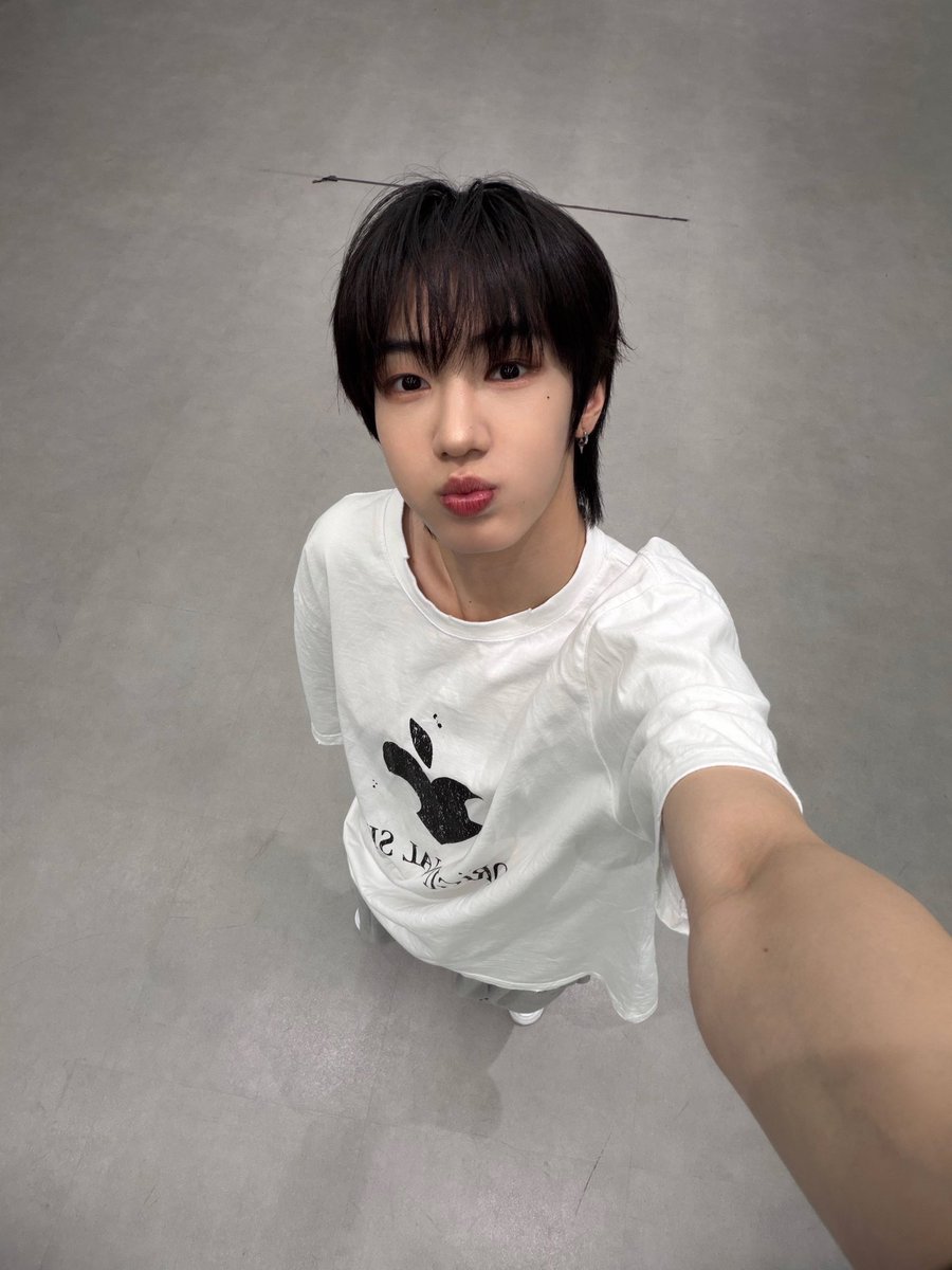 tini_1009's tweet photo. 이 각도 처음 먹어봄 https://t.co/DwYvwQ0O0v
