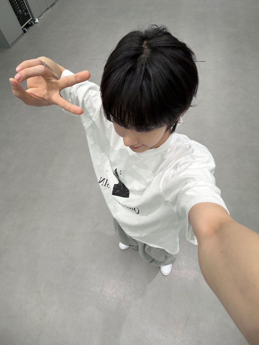 tini_1009's tweet photo. 이 각도 처음 먹어봄 https://t.co/DwYvwQ0O0v