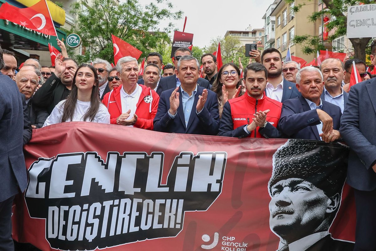 herkesicinCHP's tweet photo. Genel Başkanımız Özgür Özel, 19 Mayıs Atatürk’ü Anma, Gençlik ve Spor Bayramı dolayısıyla Gençlik Kollarımız tarafından Ankara’da Güvenpark'tan Anıtkabir’e düzenlenen Gençlik Korteji’ne katıldı. https://t.co/lX2rLOynDx