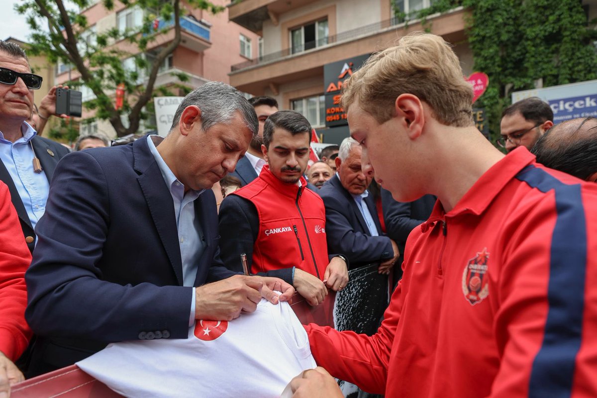 herkesicinCHP's tweet photo. Genel Başkanımız Özgür Özel, 19 Mayıs Atatürk’ü Anma, Gençlik ve Spor Bayramı dolayısıyla Gençlik Kollarımız tarafından Ankara’da Güvenpark'tan Anıtkabir’e düzenlenen Gençlik Korteji’ne katıldı. https://t.co/lX2rLOynDx