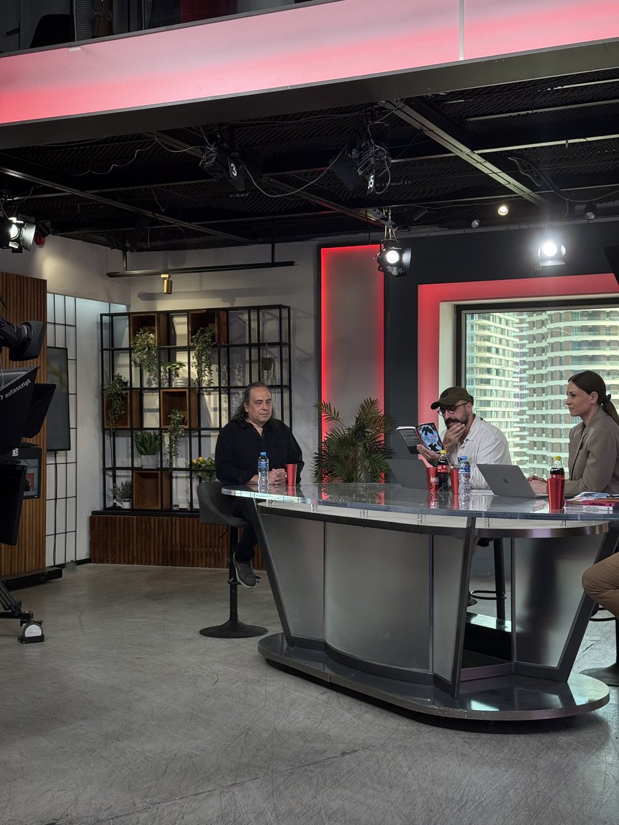 mendezguedez's tweet photo. En la tele, hablando de mi novela Arena negra, traducida al georgiano por Lana Kalandia.
#arenanegra https://t.co/31qlHKuNEr