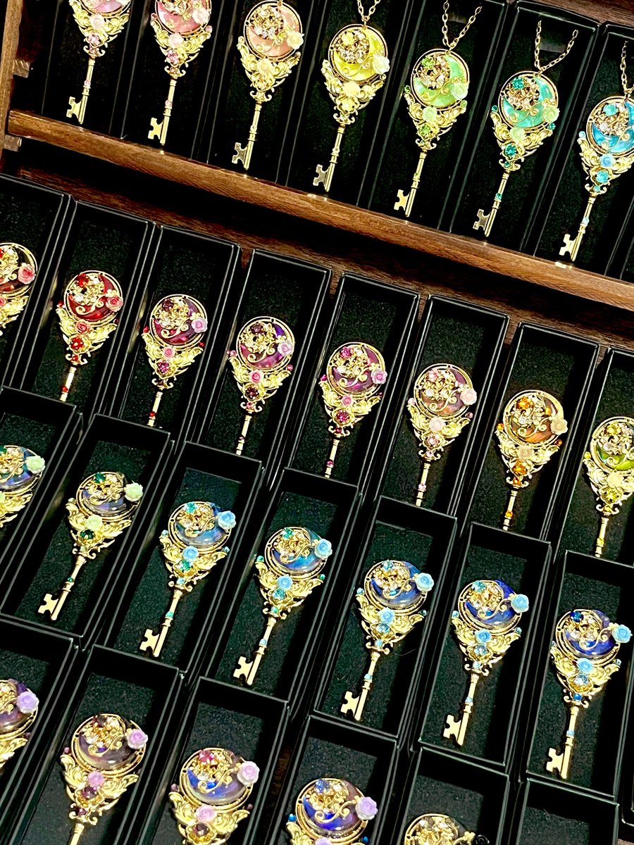 魔法の月鍵は全36種類✨ 少しずつ全部違う色となってます！！ パステル