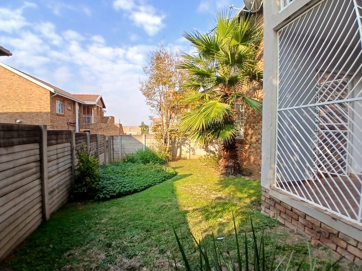 AndradeProperty's tweet photo. Renovated 2-Bedroom, 2-bathroom Ground-Floor Apartment for Sale in Highveld, Centurion for R 1 050 000

The apartment is 71 square meters
https://t.co/Lty0jWqNUo
To arrange a viewing, please contact Walter from Andrade Properties on 082 797 2855 https://t.co/xbMM03ZZ7b