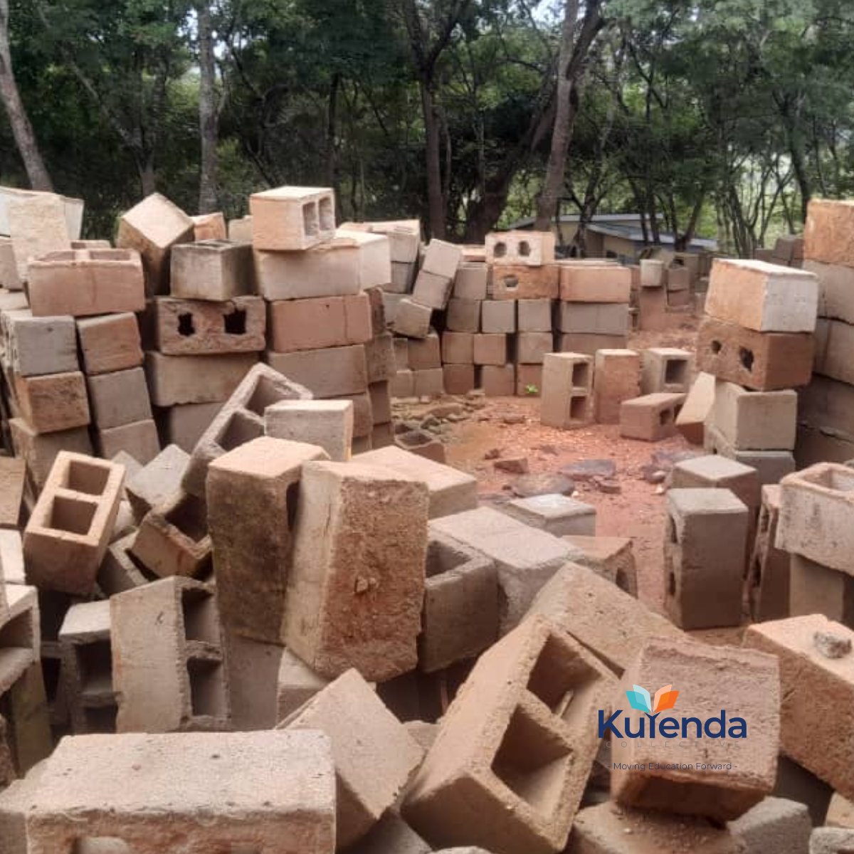 KuyendaC's tweet photo. Girls in Nkhata Bay, Malawi, were dropping out because their school had no hostel. Kuyenda Youth Champion Dalitso Mtaya raised it with the headmaster, then organised his youth network to donate building materials. Read the full story on Sauti Zote. 👇

🔗 https://t.co/NmnUCZLSOi

#SautiZote #KuyendaCollective #GirlsEducation