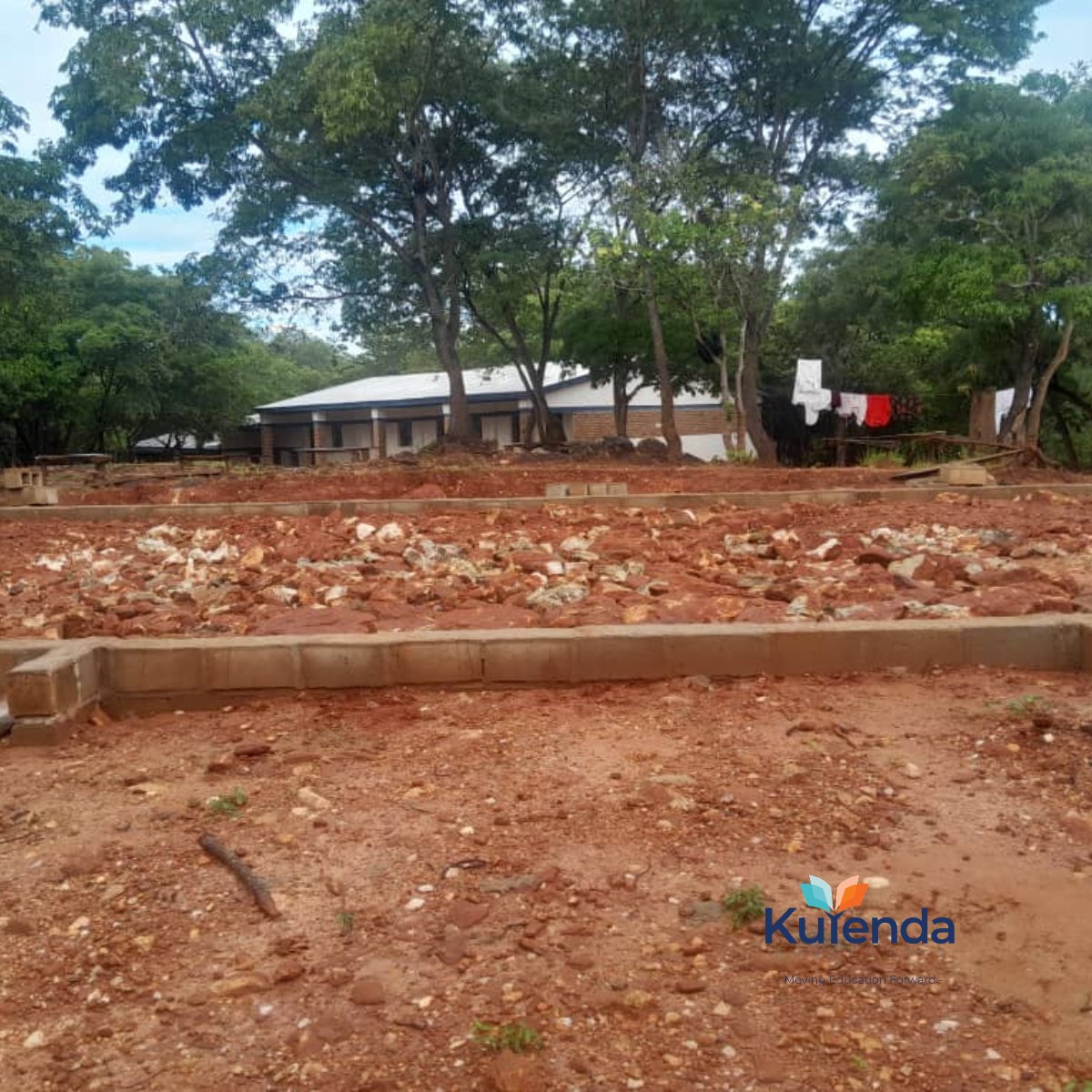 KuyendaC's tweet photo. Girls in Nkhata Bay, Malawi, were dropping out because their school had no hostel. Kuyenda Youth Champion Dalitso Mtaya raised it with the headmaster, then organised his youth network to donate building materials. Read the full story on Sauti Zote. 👇

🔗 https://t.co/NmnUCZLSOi

#SautiZote #KuyendaCollective #GirlsEducation
