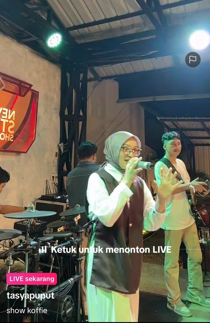 sarah disini☃️ tweet media