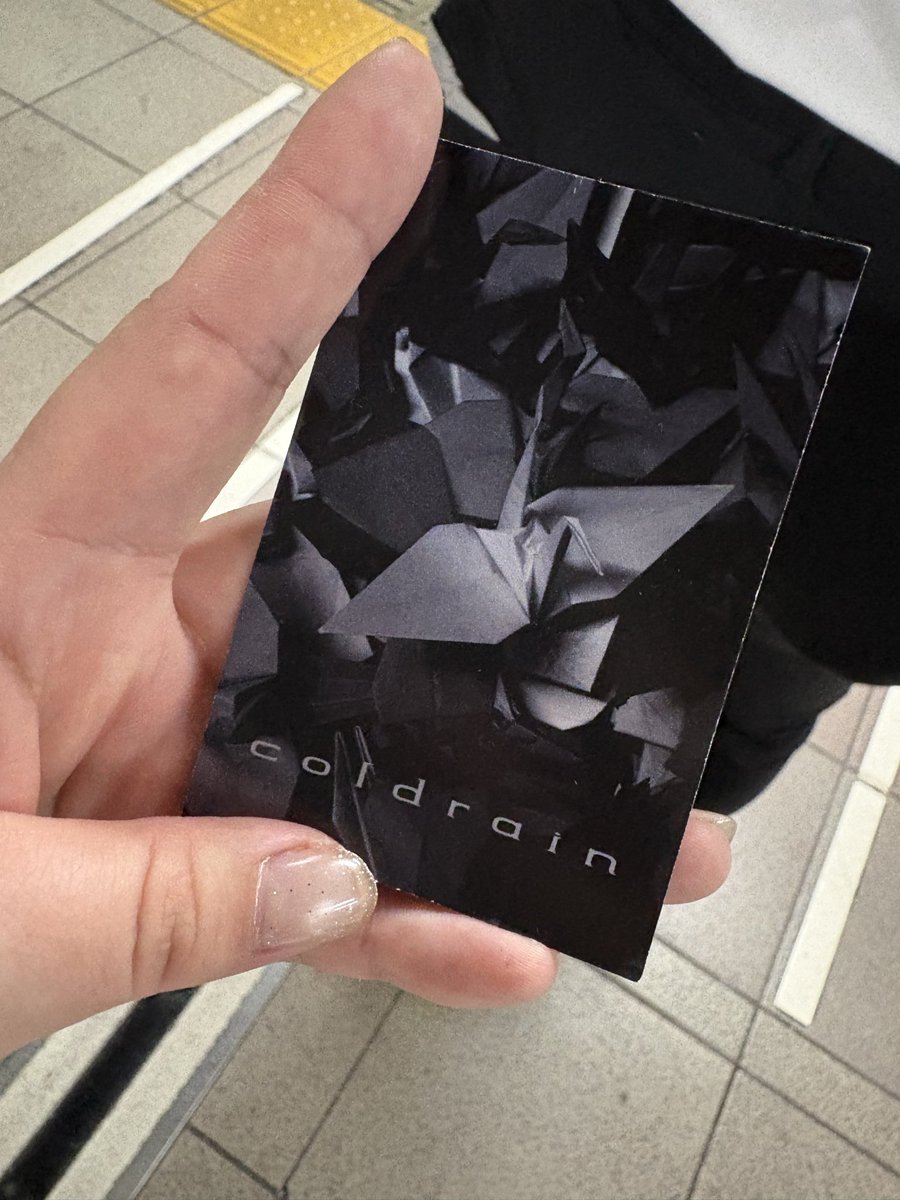 a_bn_cr's tweet photo. coldrainエキストラ楽しかったナ、貴重な経験をさせてくださりありがとうございました。これから時が経ってもずっと好きｨ！なんでしょう。新曲良かった〜。完成が楽しみ。ラーメンでも食べて帰ろうと思ったけど一刻も早くラーメンより猫吸いたくてダッシュで帰路についてる😼❤️‍🔥ﾏｲﾗﾌﾞ〜ﾏｯﾃﾃﾈ https://t.co/ca77LPQ6U9