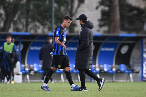 FansNerazzurri's tweet photo. Syarat Cristian Chivu memperbolehkan klub melego Ale Stankovic adalah resmikan dulu Nico Paz jadi pemain Inter 👁️ https://t.co/qD8FIg0nJR