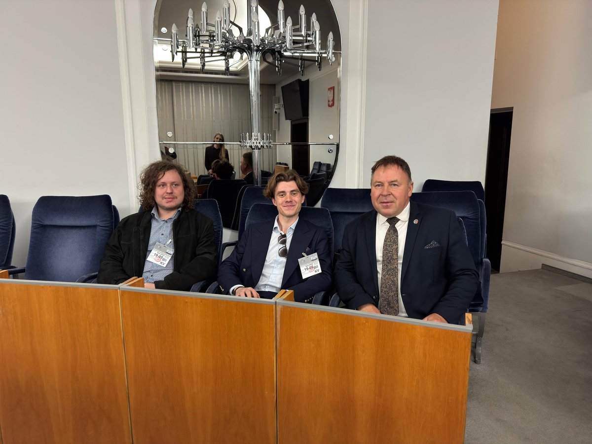 SenKarpinski's tweet photo. Pomaganie jest ważne. Wiedzą o tym dwaj studenci Krystian Kosek i Nikodem Kiełbasa, którzy w trakcie Charytatywnego Balu Połowinkowego WPiA UW wylicytowali wizytę w Senacie, gdzie miałem zaszczyt ich gościć. Dziękuję Krystianowi i Nikodemowi za wizytę i wsparcie Cancer Fighters https://t.co/BuJjvwGsvF