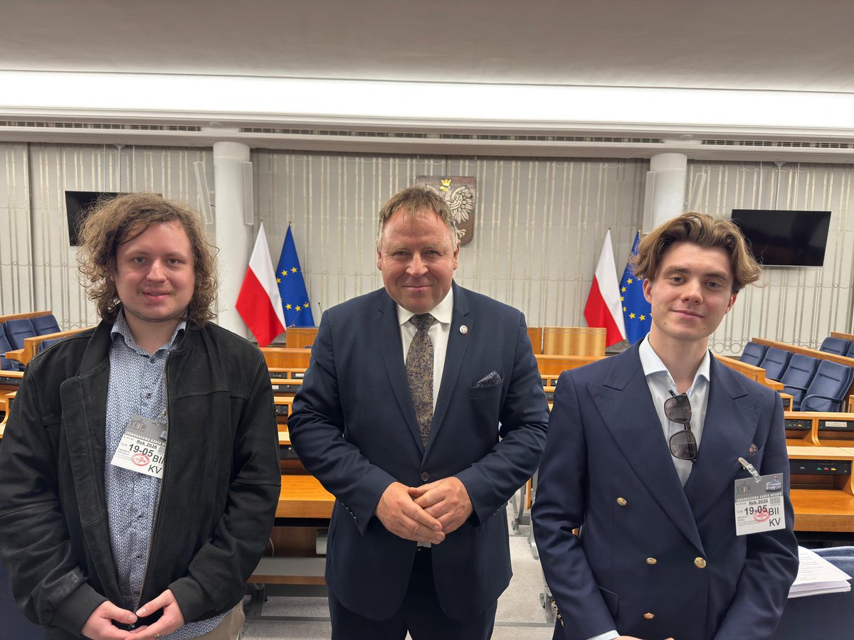 SenKarpinski's tweet photo. Pomaganie jest ważne. Wiedzą o tym dwaj studenci Krystian Kosek i Nikodem Kiełbasa, którzy w trakcie Charytatywnego Balu Połowinkowego WPiA UW wylicytowali wizytę w Senacie, gdzie miałem zaszczyt ich gościć. Dziękuję Krystianowi i Nikodemowi za wizytę i wsparcie Cancer Fighters https://t.co/BuJjvwGsvF