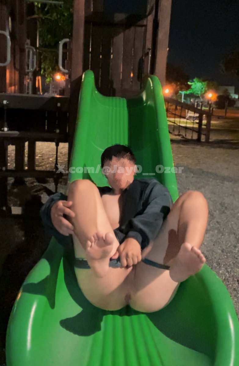 Jay0__0zer_01's tweet photo. 公園野裸（上）
在路上遇到這樣的騷狗🍑
🥵知道該怎麼做吧…💦

大帳@Jay0__0zer https://t.co/jmWNaL46Qr
