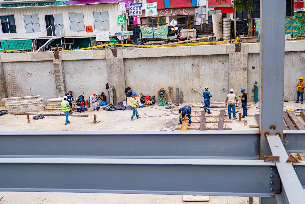 PortoviejoGAD's tweet photo. La #PlazaMemorial San Gregorio avanza al 50 % y está cerca de reactivar el corazón comercial de #Portoviejo. Con inversión de $8,5 millones, honrará al comercio y a las víctimas del terremoto de 2016. #CrecemosJuntos https://t.co/56oX7Brl15