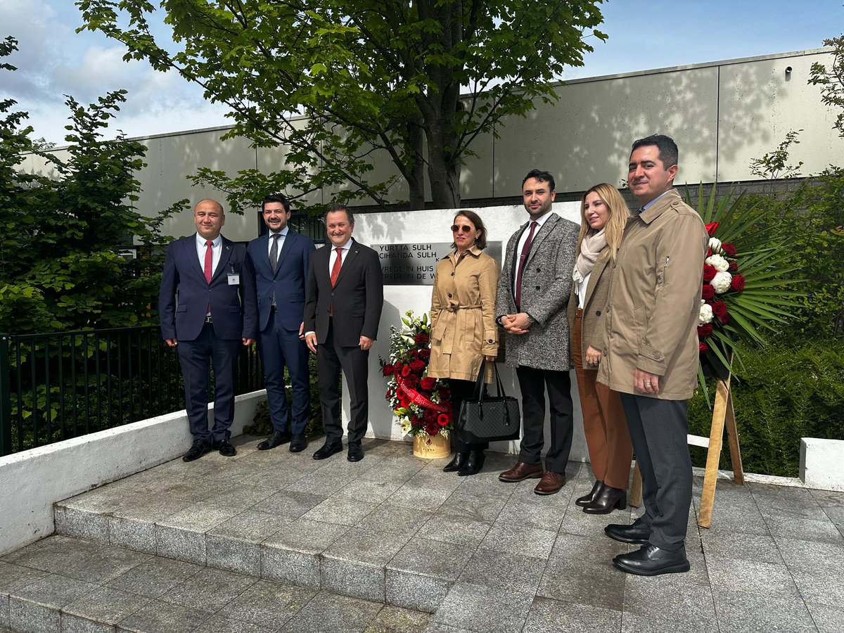 TC_AmsterdamBK's tweet photo. İstiklal meşalemizin Samsun’da yakılmasının 107. yıl dönümünde Kuzey Amsterdam’daki Atatürk Anıtını ziyaret ettik ve anıta çiçek bıraktık.

19 Mayıs Atatürk’ü Anma, Gençlik ve Spor Bayramımız kutlu olsun! 🇹🇷 https://t.co/VKyB0W7lWx