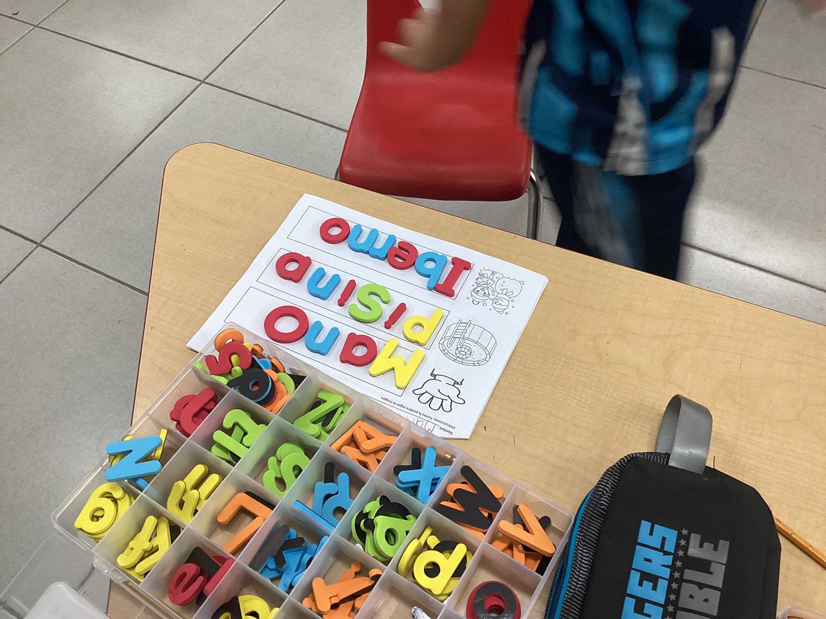rosar38761's tweet photo. En el colegio Simón Bolivar, impulsamos la lectura y escritura de una forma didáctica y muy divertida para nuestros niños. A cada alumno se le brinda su pizarra y letras magnéticas para formar y leer palabras, de una forma divertida y única✨ @CSBoficial https://t.co/JVh49Bs2Dk