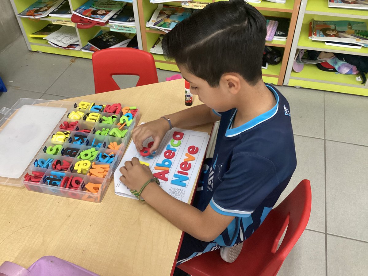 rosar38761's tweet photo. En el colegio Simón Bolivar, impulsamos la lectura y escritura de una forma didáctica y muy divertida para nuestros niños. A cada alumno se le brinda su pizarra y letras magnéticas para formar y leer palabras, de una forma divertida y única✨ @CSBoficial https://t.co/JVh49Bs2Dk