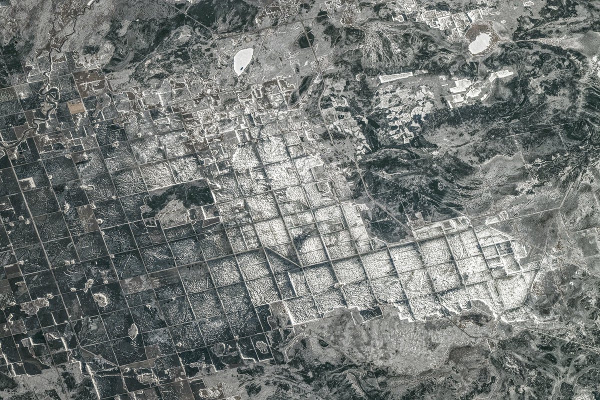 NASAEarth's tweet photo. Farming on the grid 🧑‍🌾

This @Space_Station astronaut photograph shows farmland in Manitoba, Canada on April 19, 2026. Snow and ice covered the landscape, accentuating the grid of farms. https://t.co/hYaVoZjd0h
