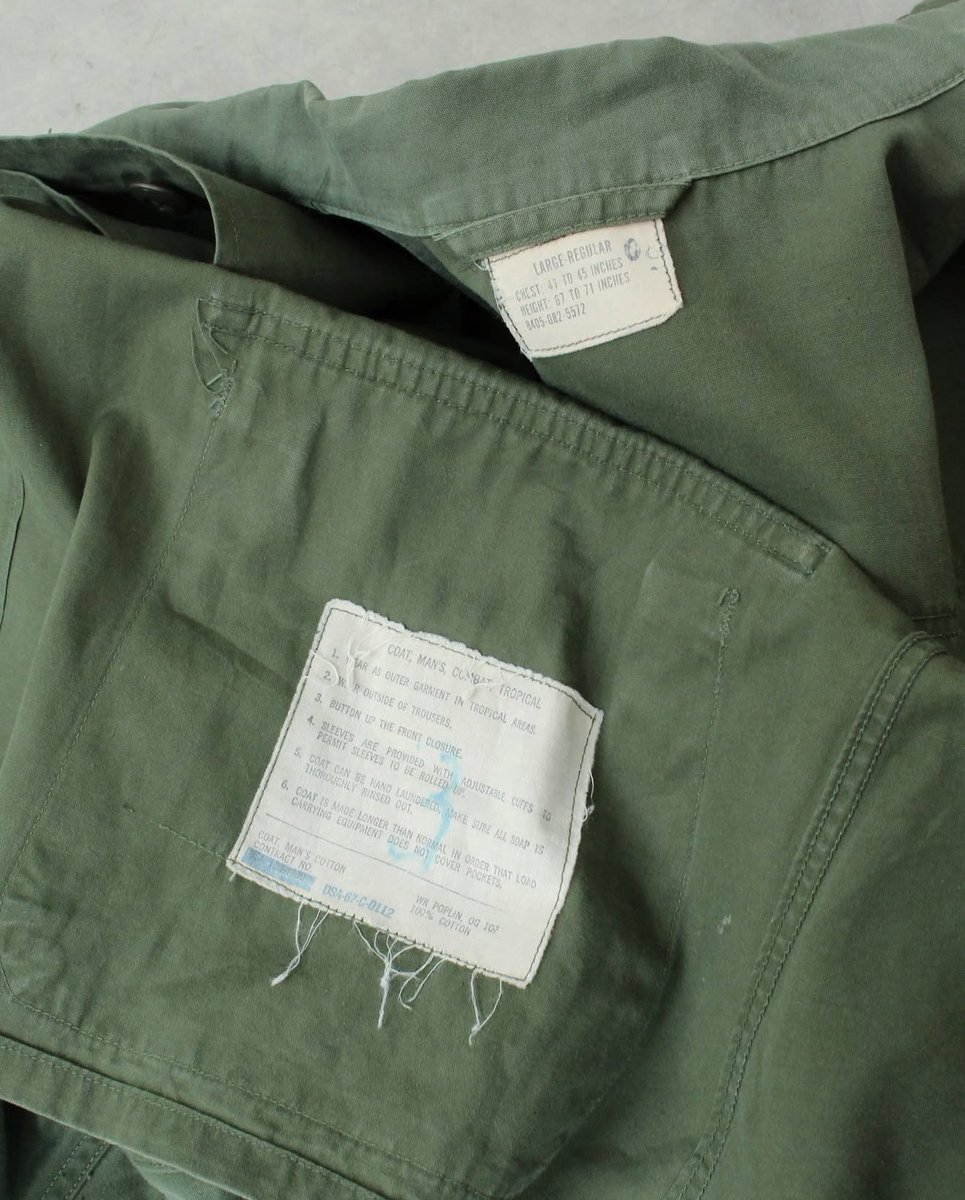 GaBanZiRu's tweet photo. 【本日の1着】
60's https://t.co/C3fmDNjhaO jungle fatigue jacket

エポレット付きのジャングルファティーグ3rd

とここで古着ヘッズなら違和感に気付く筈ですが、
そうです、3rdにはエポレットは付かず2ndモデルまでのディティールなのです。

オリジナルだったら激ヤバ案件なのですが、ステッチの色から恐らくリメイクです
エポレット好きすぎて後付けしちゃうバイブスも最高だし、しっかりノンリップの共地使ってるのが拘り強すぎる(ここが地味にミソ)

という訳でいずれにせよ激ヤバ案件でした
メチャクチャかっこいいし、ずっと持ってて良かったと思える古着だと思います😉