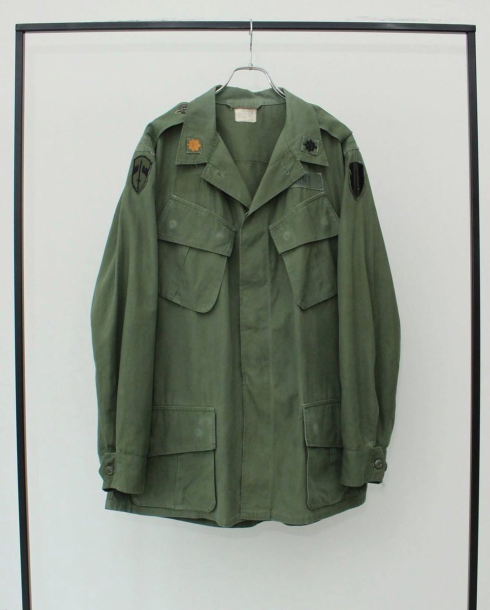 GaBanZiRu's tweet photo. 【本日の1着】
60's https://t.co/C3fmDNjhaO jungle fatigue jacket

エポレット付きのジャングルファティーグ3rd

とここで古着ヘッズなら違和感に気付く筈ですが、
そうです、3rdにはエポレットは付かず2ndモデルまでのディティールなのです。

オリジナルだったら激ヤバ案件なのですが、ステッチの色から恐らくリメイクです
エポレット好きすぎて後付けしちゃうバイブスも最高だし、しっかりノンリップの共地使ってるのが拘り強すぎる(ここが地味にミソ)

という訳でいずれにせよ激ヤバ案件でした
メチャクチャかっこいいし、ずっと持ってて良かったと思える古着だと思います😉