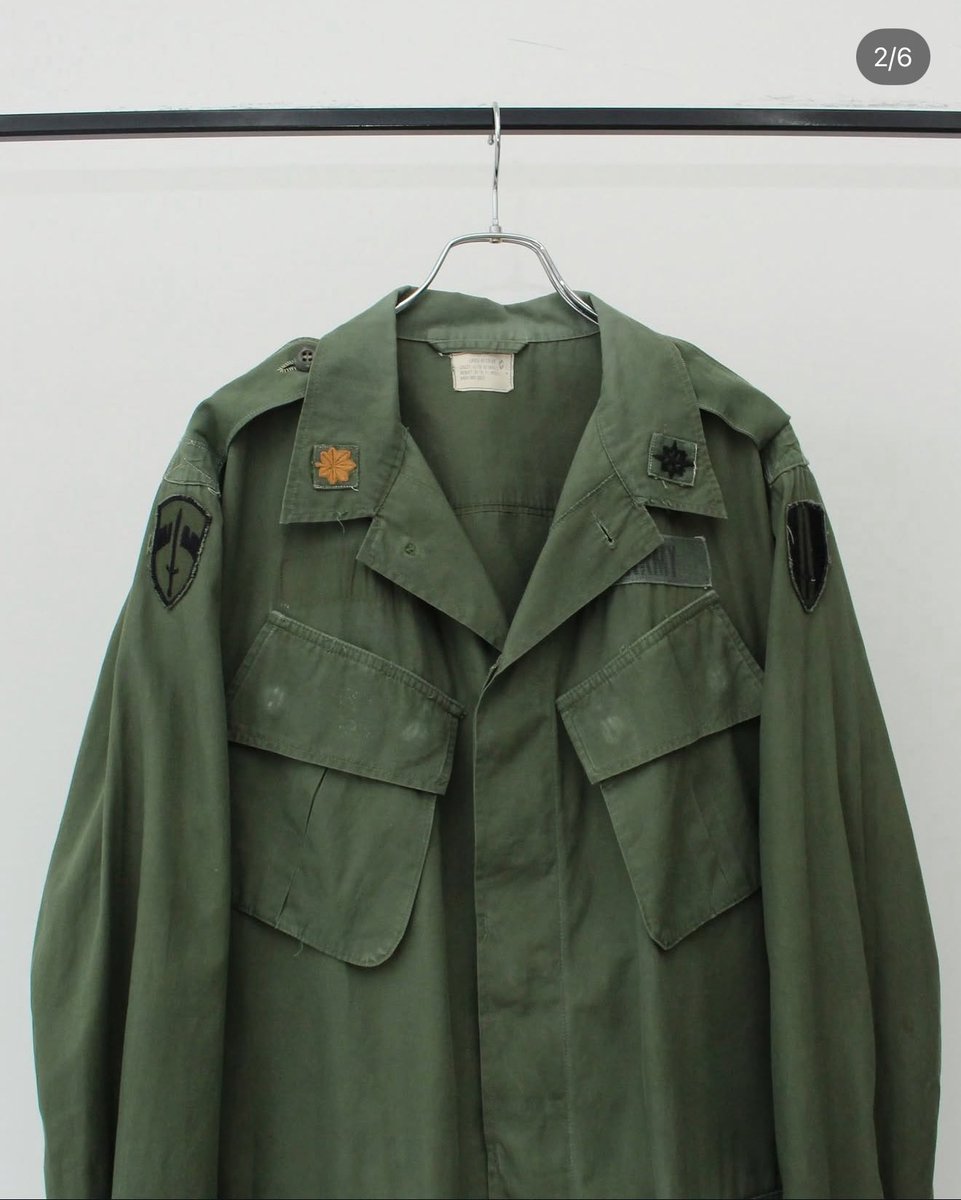 GaBanZiRu's tweet photo. 【本日の1着】
60's https://t.co/C3fmDNjhaO jungle fatigue jacket

エポレット付きのジャングルファティーグ3rd

とここで古着ヘッズなら違和感に気付く筈ですが、
そうです、3rdにはエポレットは付かず2ndモデルまでのディティールなのです。

オリジナルだったら激ヤバ案件なのですが、ステッチの色から恐らくリメイクです
エポレット好きすぎて後付けしちゃうバイブスも最高だし、しっかりノンリップの共地使ってるのが拘り強すぎる(ここが地味にミソ)

という訳でいずれにせよ激ヤバ案件でした
メチャクチャかっこいいし、ずっと持ってて良かったと思える古着だと思います😉