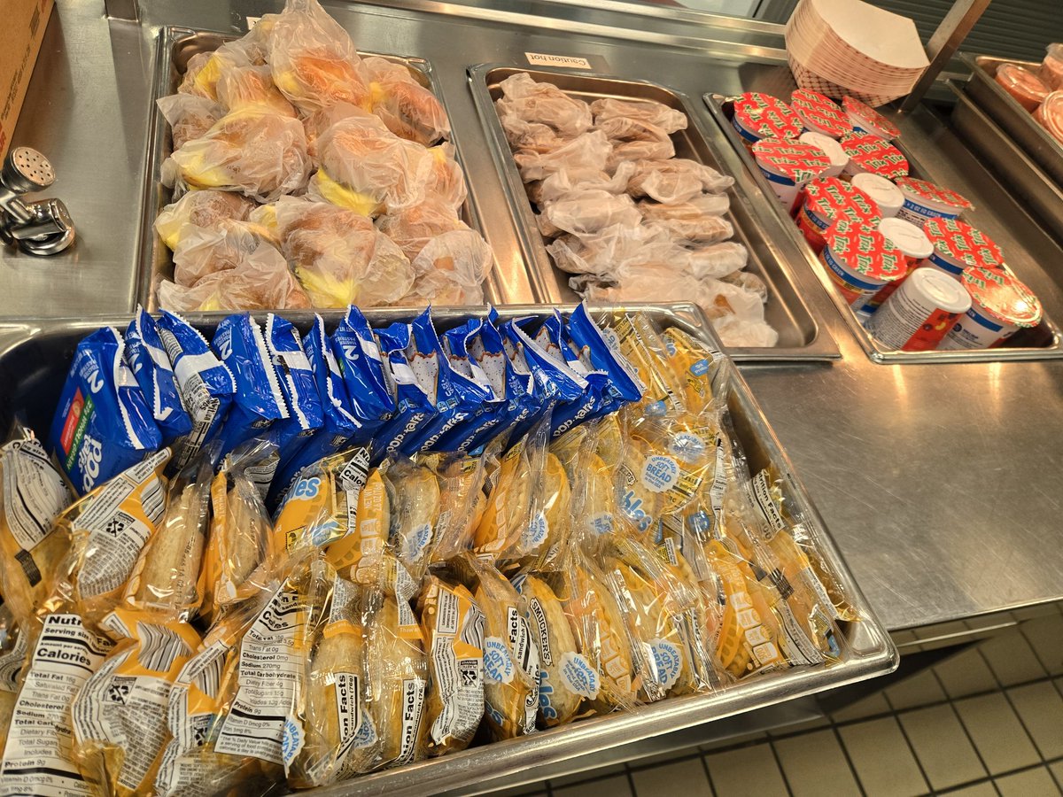 CFuentes_OP's tweet photo. Falcons what are you craving today? Egg/sausage croissant, pancakes w/sausage link, smoothie, cereal , overnight oats, PB uncrustable, or poptart? Its here stop and grab one to go its FREE ! #TeamSISD https://t.co/cMYaWEx2Ns