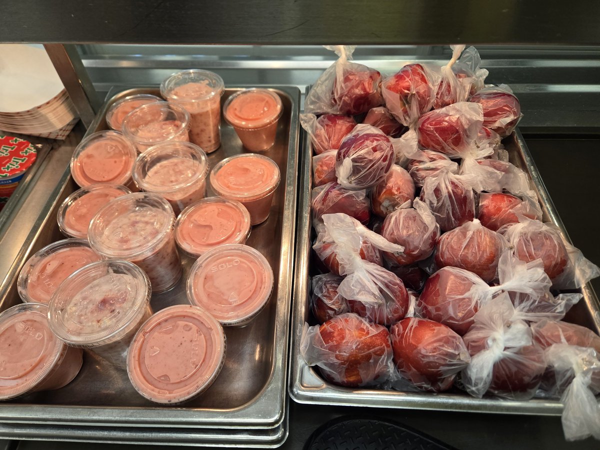 CFuentes_OP's tweet photo. Falcons what are you craving today? Egg/sausage croissant, pancakes w/sausage link, smoothie, cereal , overnight oats, PB uncrustable, or poptart? Its here stop and grab one to go its FREE ! #TeamSISD https://t.co/cMYaWEx2Ns