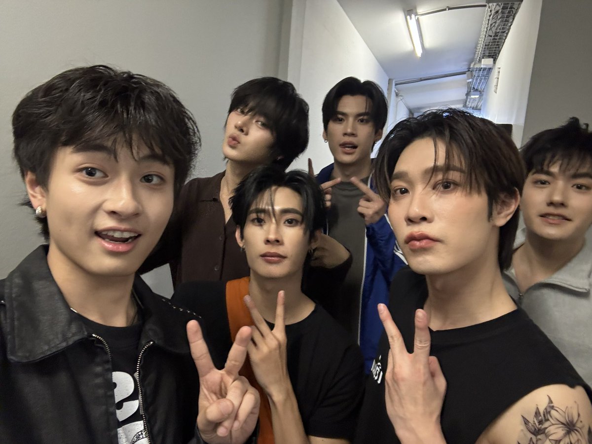 teeporly's tweet photo. my family btw https://t.co/AG2bvUV6Ii
