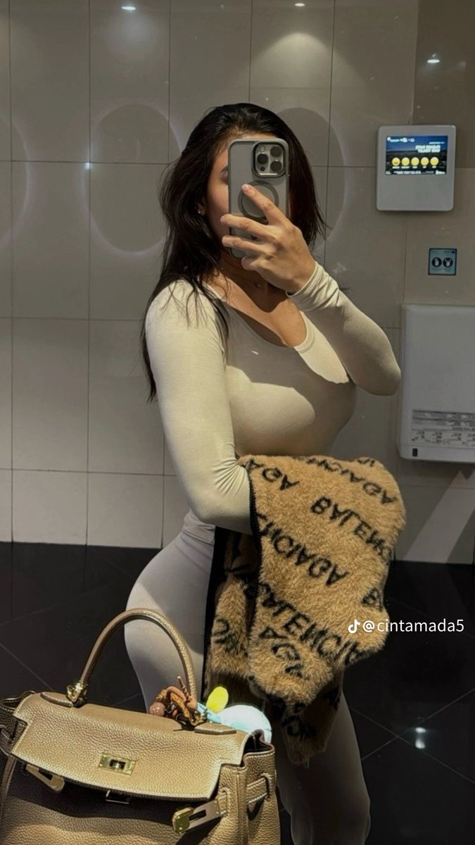 acoolguyas's tweet photo. Fotoin tante mada diem diem buat bahan bacol di rumah. Liat pantat nyaa sange banget nih sama tante 

#bacol
#crot https://t.co/AjpCtwAzBu