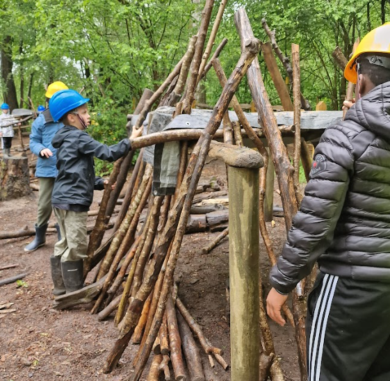 JessopPrimary's tweet photo. On day 2 our trekkers have been just as busy.  A variety of activities including shelter building to protect our outdoor rangers from the elements! https://t.co/tv3ZfkZxca